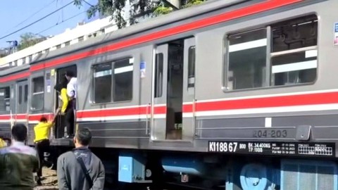 Kereta Commuter Line yang anjlok di depan WTC Mangga Dua Jakarta, Sabtu (13/3/2024). Foto: Khaerul Izan/ANTARA 