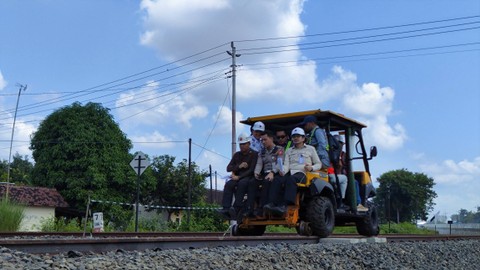 Menhub Budi Karya Sumadi meninjau pembangunan rel kereta api layang di Simpang Joglo, Solo, Sabtu (13/4/2024). Foto: Jonathan Devin/kumparan