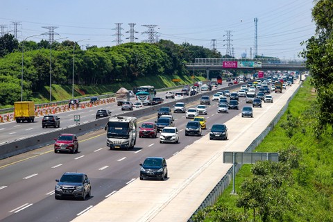 Kendaraan melintas di kawasan Tol Jakarta-Cikampek KM 57 arah Jakarta pada Sabtu (13/4/2024). Foto: Iqbal Firdaus/kumparan