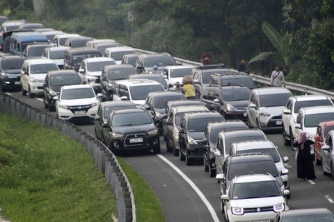 Kemacetan kendaraan menuju kawasan Puncak, pada Jumat (12/4/2024). Foto: kumparan