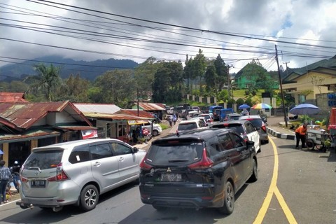 Antrean kendaraan imbas pelaksanaan sistem one way di kawasan wisata Puncak, Cipanas, Cianjur, Jawa Barat, Sabtu (13/4) siang. Foto: kumparan