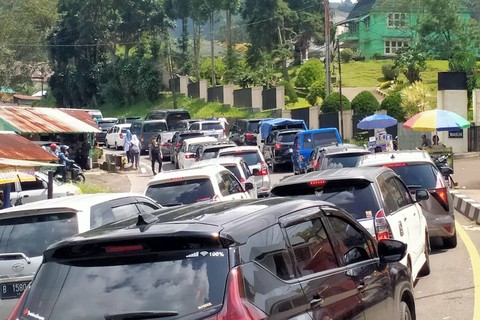 Antrean kendaraan imbas pelaksanaan sistem one way di kawasan wisata Puncak, Cipanas, Cianjur, Jawa Barat, Sabtu (13/4) siang. Foto: kumparan