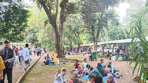 Suasana pengunjung padati Taman Margasatwa Ragunan, Pasar Minggu, Jakarta Selatan, Sabtu (13/4/2024). Foto: Fadhil Pramudya/kumparan