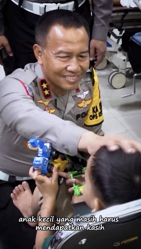 Kakorlantas Polri, Irjen Pol Aan Suhanan, menyambangi anak korban kecelakaan. Dok: Instagram @korlantaspolri.ntmc