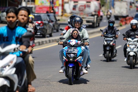 Pemudik melintas di Jalan Arteri arah Jakarta di kawasan Tanjungpura, Karawang Barat, Sabtu (13/4/2024). Foto: Iqbal Firdaus/kumparan