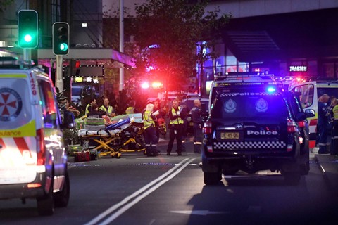 Pekerja layanan darurat terlihat di dekat Bondi Junction setelah beberapa orang ditikam di dalam pusat perbelanjaan Westfield Bondi Junction di Sydney, Australia, Sabtu (13/4/2024). Foto: AAP Image/Steven Saphore via REUTERS