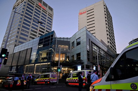 Pekerja layanan darurat terlihat di dekat Bondi Junction setelah beberapa orang ditikam di dalam pusat perbelanjaan Westfield Bondi Junction di Sydney, Australia, Sabtu (13/4/2024). Foto: AAP Image/Steven Saphore via REUTERS