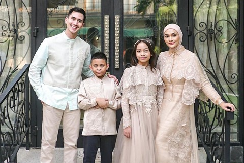 Foto Verrell Bramasta bersama Futri Zulya Savitri dan kedua anaknya. Foto: Instagram/bramastavrl