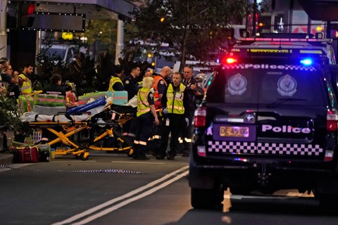 Petugas darurat berdiri dengan tandu di luar Westfield Shopping Centre tempat banyak orang ditikam di Sydney, Sabtu, 13 April 2024. Foto: AP Photo/Rick Rycroft