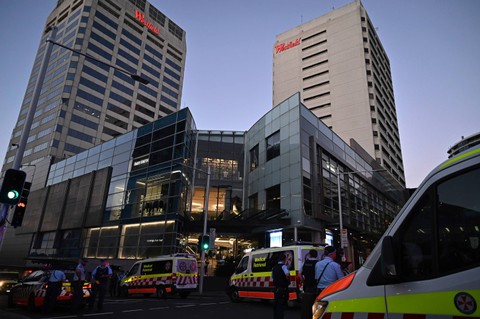 Layanan darurat terlihat di Bondi Junction setelah beberapa orang ditikam di dalam pusat perbelanjaan Westfield Bondi Junction di Sydney, Australia, Sabtu, 13 April 2024. Foto: Steven Saphore/AAP Image via AP
