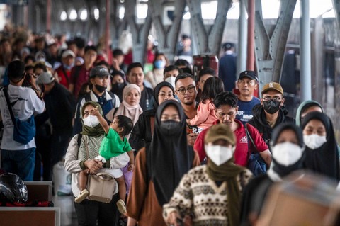 Sejumlah pemudik kereta api Sawunggalih berjalan keluar setibanya di Stasiun Pasar Senen, Sabtu (13/4/2024).  Foto: Aprillio Akbar/ANTARA FOTO