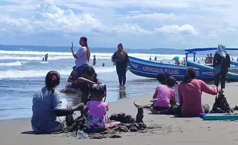 Wisatawan datangi objek wisata Pantai Pangandaran, Jawa Barat, Sabtu (13/4/2024). Foto: kumparan