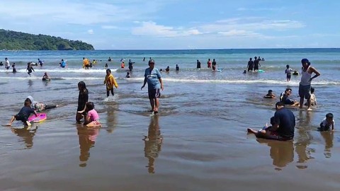Wisatawan datangi objek wisata Pantai Pangandaran, Jawa Barat, Sabtu (13/4/2024). Foto: kumparan
