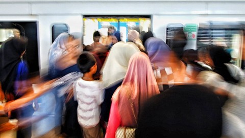 Masyarakat Palembang yang memanfaatkan LRT menjadi wisata urban selama lebaran, Sabtu (13/4) Foto: ary priyanto/urban id