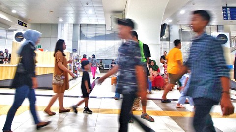 Suasana di salah satu stasiun LRT yang dipenuhi masyarakat yang ingin wisata hari kw tiga lebaran di Palembang, Sabtu (13/4) Foto: ary priyanto/urban id