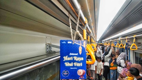 Masyarakat Palembang yang menikmati wisata akhir pekan dengan menggunakan transportasi LRT saat lebaran, Sabtu (13/4) Foto: ary priyanto/urban id