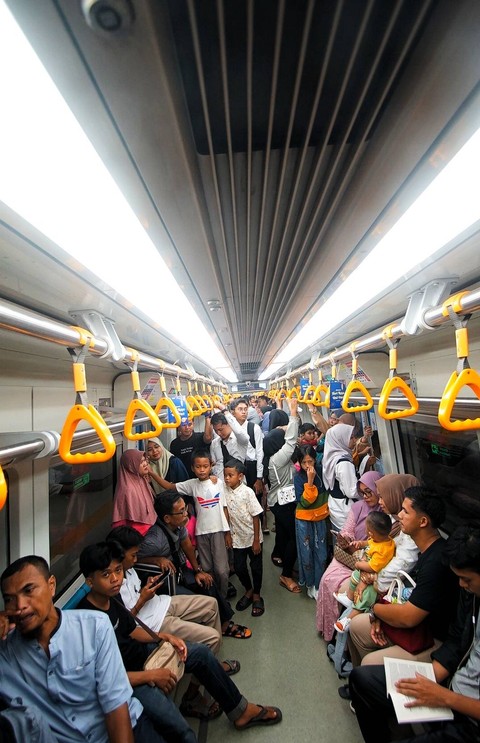 Masyarakat Palembang yang mrmanfaatkan LRT untuk sekedar wisata akhir pekan hari ke tiga lebaran, Sabtu (13/4) Foto: ary priyanto/urban id