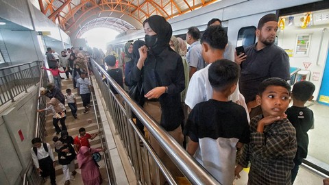 Keramaian di salah satu stasiun LRT yang dipenuhi warga Palembang berwisata akhir pekan hari ke tiga lebaran, Sabtu (13/4) Foto: ary priyanto/urban id