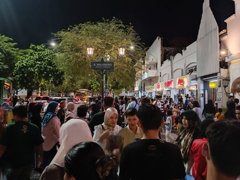 Suasana di kawasan Malioboro, Kota Yogyakarta di H+4 Lebaran 2024, Sabtu (13/4).
 Foto: Arfiansyah Panji Purnandaru/kumparan