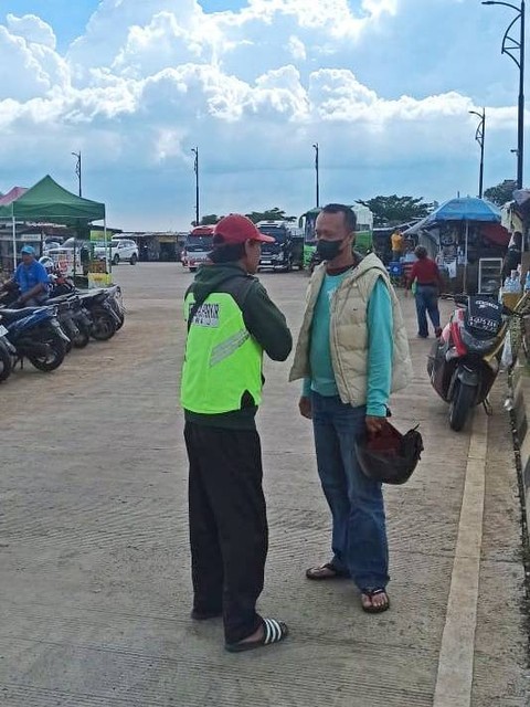 Polisi saat memberi peringatan ke juru parkir di Masjid Raya Al-Jabbar agar tak melakukan pungli. Foto: Dok. Istimewa