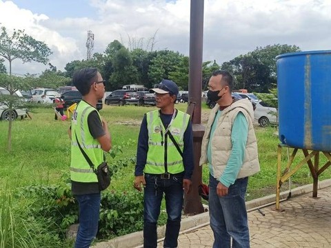 Polisi saat memberi peringatan ke juru parkir di Masjid Raya Al-Jabbar agar tak melakukan pungli. Foto: Dok. Istimewa