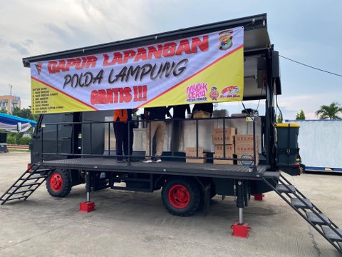 Polda Lampung menyiapkan dapur lapangan secara gratis untuk para pemudik di Pelabuhan Panjang. | Foto: Sinta Yuliana/Lampung Geh