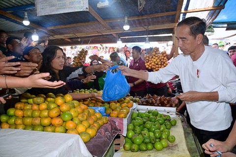 Presiden Joko Widodo berbelanja di Pasar Buah Berastagi. Foto: Muchlis Jr/Biro Pers Sekretariat Presiden
