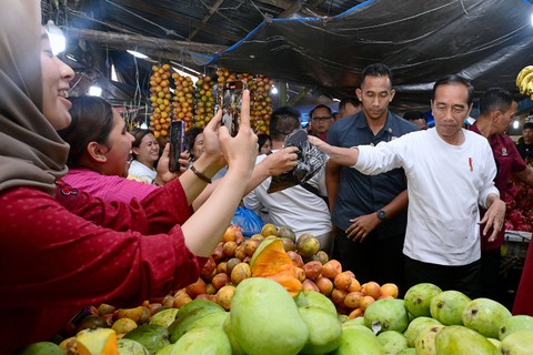 Presiden Joko Widodo berbelanja di Pasar Buah Berastagi. Foto: Muchlis Jr/Biro Pers Sekretariat Presiden