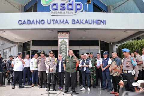 Gubernur Lampung Arinal Djunaidi dalam Rapat Koordinasi Arus Balik Mudik lebaran 2024, disampingi Kapolda Lampung Irjen Pol. Helmy Santika, dan Direktur Utama PT ASDP Ira Puspa Dewi. | Foto : Adpim