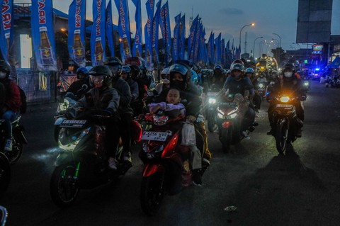 Pemudik pengguna sepeda motor melintas di pintu keluar Pelabuhan Merak di Kota Cilegon, Banten, Sabtu (13/4/2024).  Foto: Muhammad Bagus Khoirunas/ANTARA FOTO