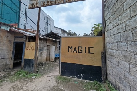 Suasana bengkel ketok Magic Budi Jaya di Pondok Cabe. Foto: Fitra Andrianto/kumparan