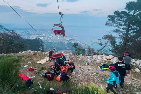 Petugas di lokasi kejadian kecelakaan kereta gantung di luar Antalya, Turki selatan, Jumat, 12 April 2024. Foto: Dia Images via AP