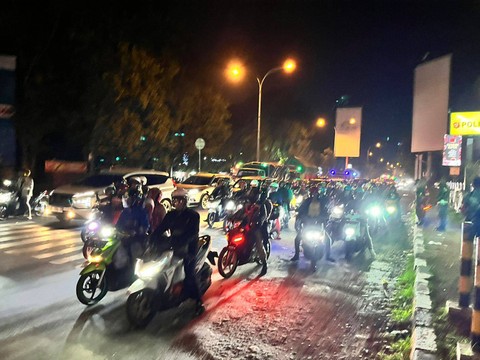 Pemudik ke arah Jabodetabek saat melintasi Simpang Perjuangan Jalur Arteri Cirebon pada Sabtu Malam (13/4/2024). Foto: Panji Asmara/kumparan