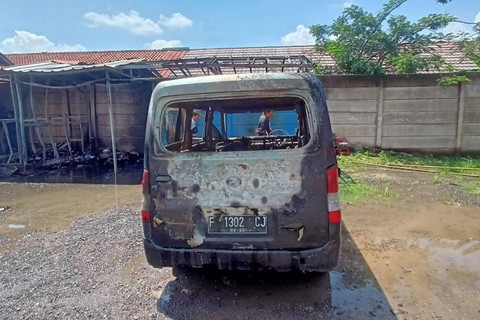 Mobil hangus dampak dari kebakaran Gereja Bethel di Jonggol. Foto: Dok. Istimewa