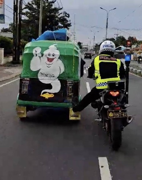 Polisi langsung menyetut bajaj yang mogok itu. Dok: mili.id