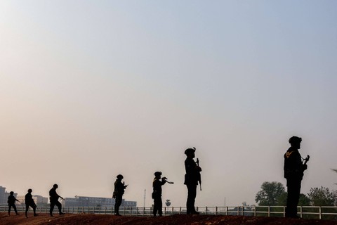 Personel militer berjaga saat ratusan pengungsi menyeberangi perbatasan sungai antara Myanmar dan Thailand, kota perbatasan strategis ke tangan pemberontak yang memerangi junta militer Myanmar, di Mae Sot, Provinsi Tak, Thailand, Sabtu (13/4/2024) Foto: Athit Perawongmetha/Reuters