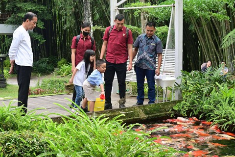 Presiden Joko Widodo bersama Ibu Iriana Joko Widodo menikmati nuansa alam dan wisata satwa bersama cucunya di The Hill Hotel and Resort, Kabupaten Deli Serdang, Provinsi Sumatra Utara, Sabtu, (13/4/2024) Foto: Dok. Muchlis Jr - Biro Pers Sekretariat Presiden