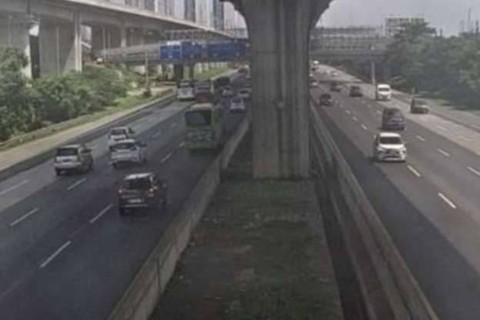Arus lalu lintas di Tol Jakarta-Cikampek, Minggu (14/4/2024). Foto: Dok tangkapan layar Travoy