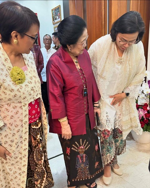 Presiden ke-5 RI Megawati Soekarnoputri bersama Menteri Keuangan Sri Mulyani dan Menteri Luar Negeri Retno Marsudi. Foto: Instagram @smindrawati
