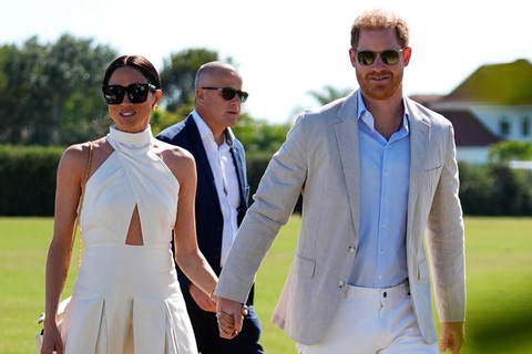 Pangeran Harry dari Inggris dan istrinya Meghan Markle tiba untuk Royal Salute Polo Challenge 2024 untuk Benefit Sentebale, Jumat (12/4/2024). Foto: Rebecca Blackwell/AP Photo