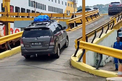 Memasuki H+4 lebaran gelombang arus pemudik yang akan bertolak dari Pulau Jawa menuju Pulau Sumatera mulai memadati Pelabuhan Merak, Cilegon, Banten, Minggu (14/4/2024). Foto: M. Rizki/kumparan