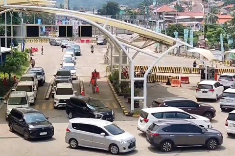 Memasuki H+4 lebaran gelombang arus pemudik yang akan bertolak dari Pulau Jawa menuju Pulau Sumatera mulai memadati Pelabuhan Merak, Cilegon, Banten, Minggu (14/4/2024). Foto: M. Rizki/kumparan