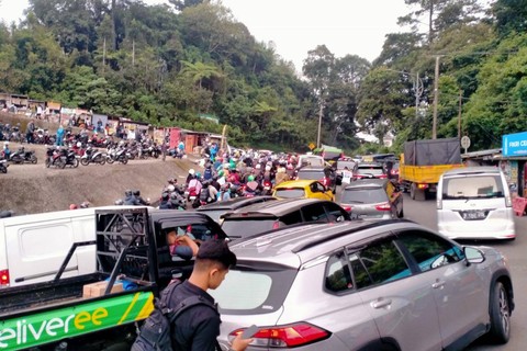 Suasana Puncak Cipanas sore ini padat, Minggu (14/4/2024) Foto: Dok. Istimewa