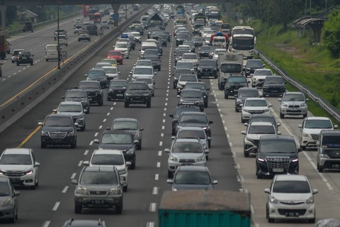Kendaraan terjebak kemacetan menuju arah Jakarta di KM 56 Tol Jakarta-Cikampek, Kabupaten Karawang, Jawa Barat, Minggu (14/4/2024). Foto: Raisan Al Farisi/ANTARA FOTO