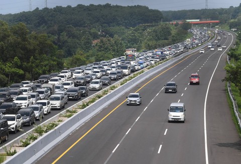 Kendaraan terjebak kemacetan di jalur satu arah atau one way Tol Cikopo-Palimanan, Karawang KM 75, Jawa Barat, Minggu (14/4/2024). Foto: Akbar Nugroho Gumay/ANTARA FOTO