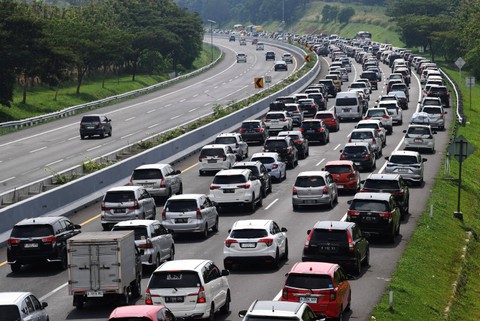 Kendaraan terjebak kemacetan di jalur satu arah atau one way Tol Cikopo-Palimanan, Karawang KM 75, Jawa Barat, Minggu (14/4/2024). Foto: Akbar Nugroho Gumay/ANTARA FOTO