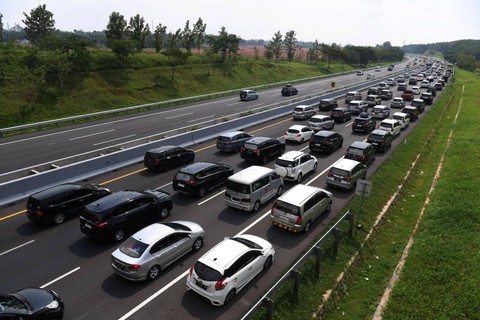 Kendaraan terjebak kemacetan di jalur satu arah atau one way Tol Cikopo-Palimanan, Karawang KM 75, Jawa Barat, Minggu (14/4/2024). Foto: Akbar Nugroho Gumay/ANTARA FOTO