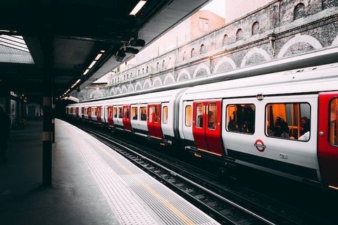 Ilustrasi teks pramugari kereta api - Sumber: unsplash.com