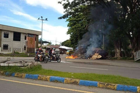Pos Pengamanan Idul Fitri Polresta Sorong Kota yang dibakar oknum anggota TNI AL, Minggu (14/4/2024) Foto: Dok. Istimewa