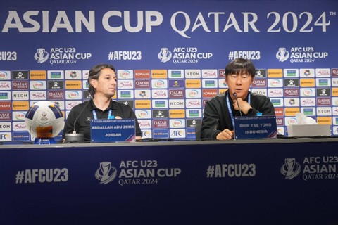 Shin Tae-yong dalam sesi konferensi pers jelang Piala Asia U-23 di Qatar, Minggu (14/4/24). Foto: Dok PSSI